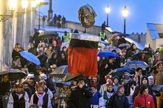 Vynášení Zemany. Hořící figurína končícího prezidenta skončila ve Vltavě - Novinky